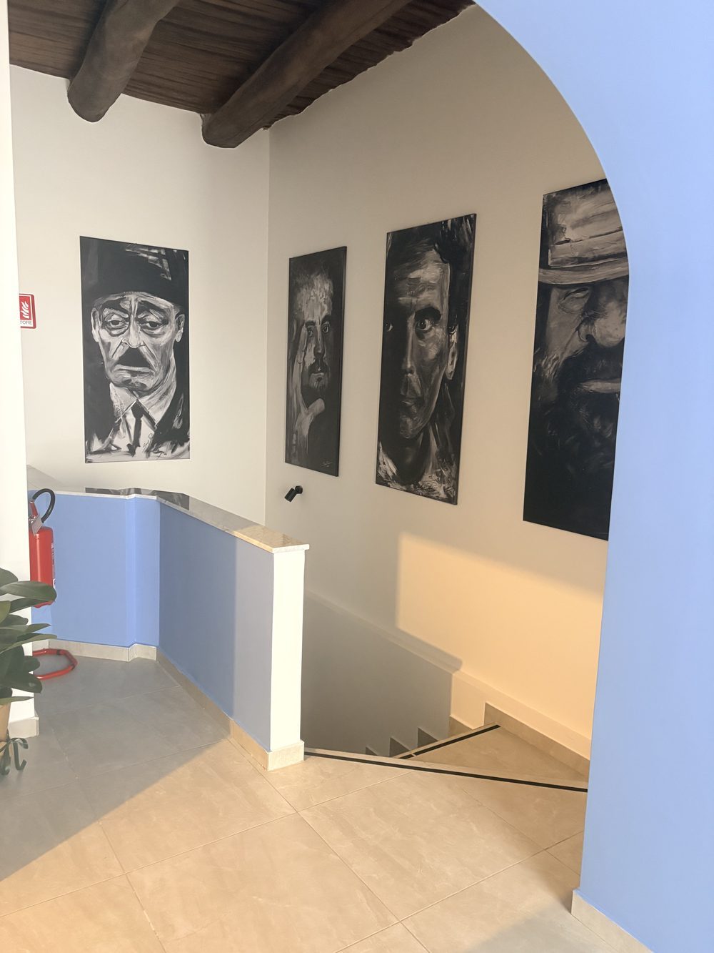 Corridoio con arco in stile napoletano che conduce alla toilette per disabili