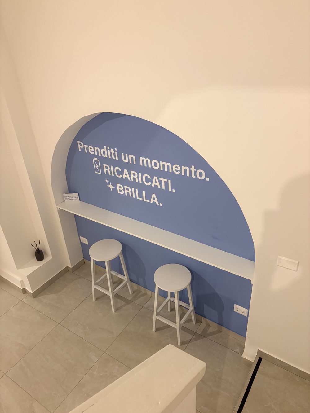 Angolo relax con bancone azzurro dedicato alla ricarica del cellulare