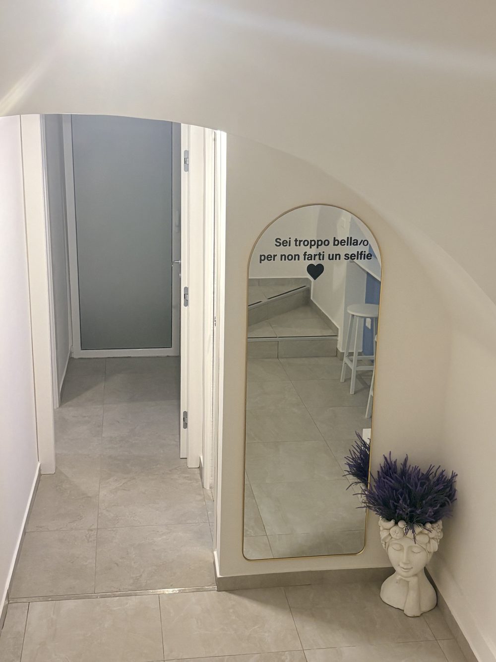 Specchio ad arco con scritta 'sei troppo bella per non farti un selfie'